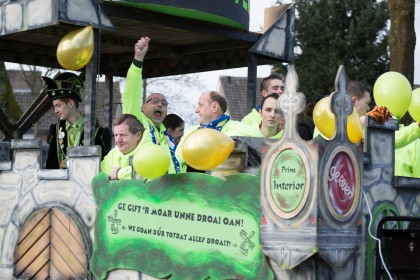 CV De Stemkes - Prinsenwagen in de vorm van een kasteel