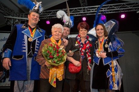 Mia Leenders is Senior van het Jaar 2015 bij CV De Narre-Kappen in Gerwen