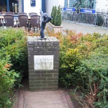 Het beeldje van Gerwin d'n allerurste bij het Heuvelplein in Gerwen