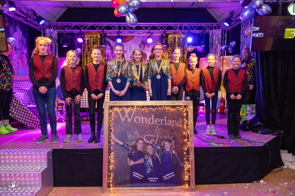 Prinses Glow met Hofdames Glitter en Glamour tussen de jeugdraad